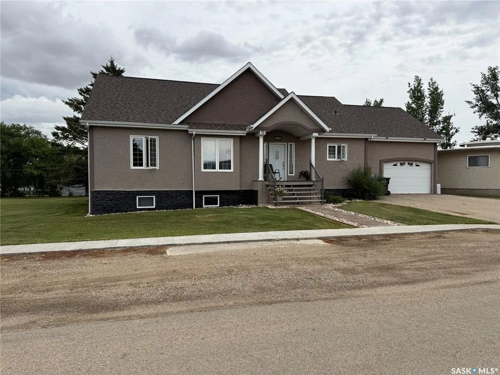 630 Saskatchewan Street, Central Butte