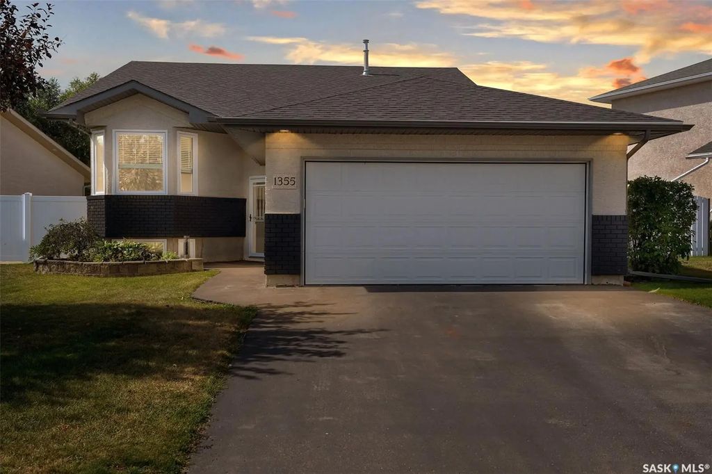 1355 Maple Leaf Cres N, Regina