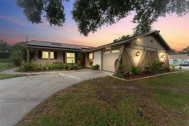 8841 Oak Circle, TAMPA