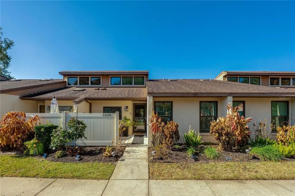 1228 Charter Oaks Circle, HOLLY HILL