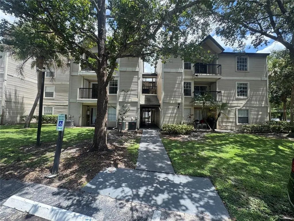 1948 Lake Atriums Circle 136, ORLANDO