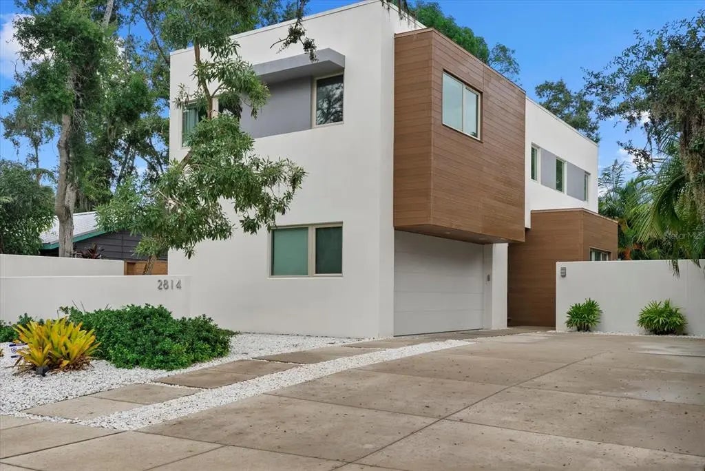 2814 W Tamiami Circle