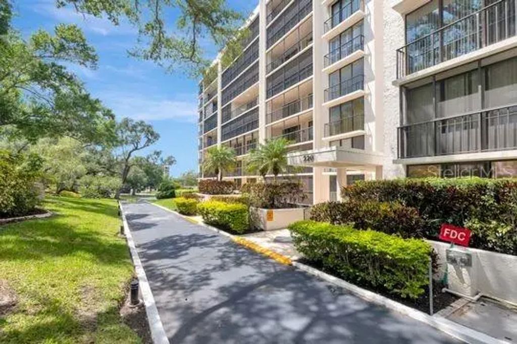 220 Belleview Boulevard 203, BELLEAIR