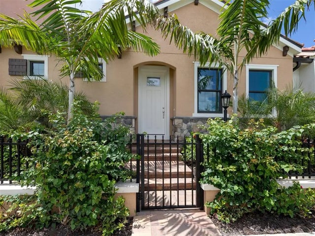 910 E Venice Avenue, VENICE
