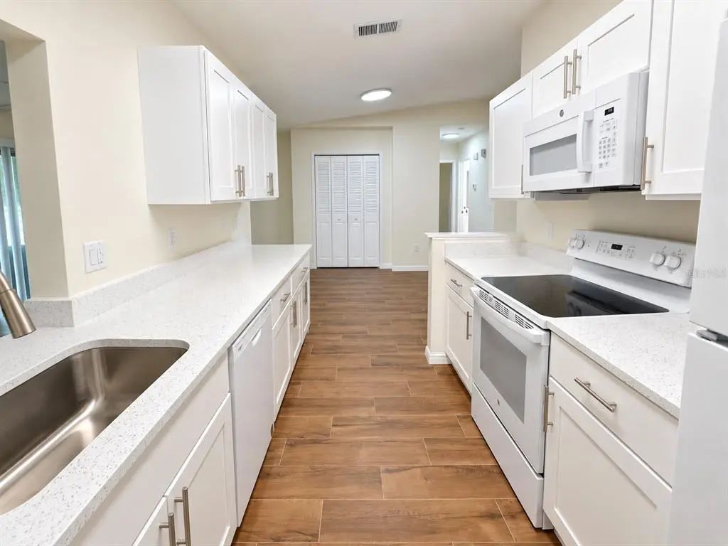 13 of 31 - 902 W Shannon Court, VENICE, FL