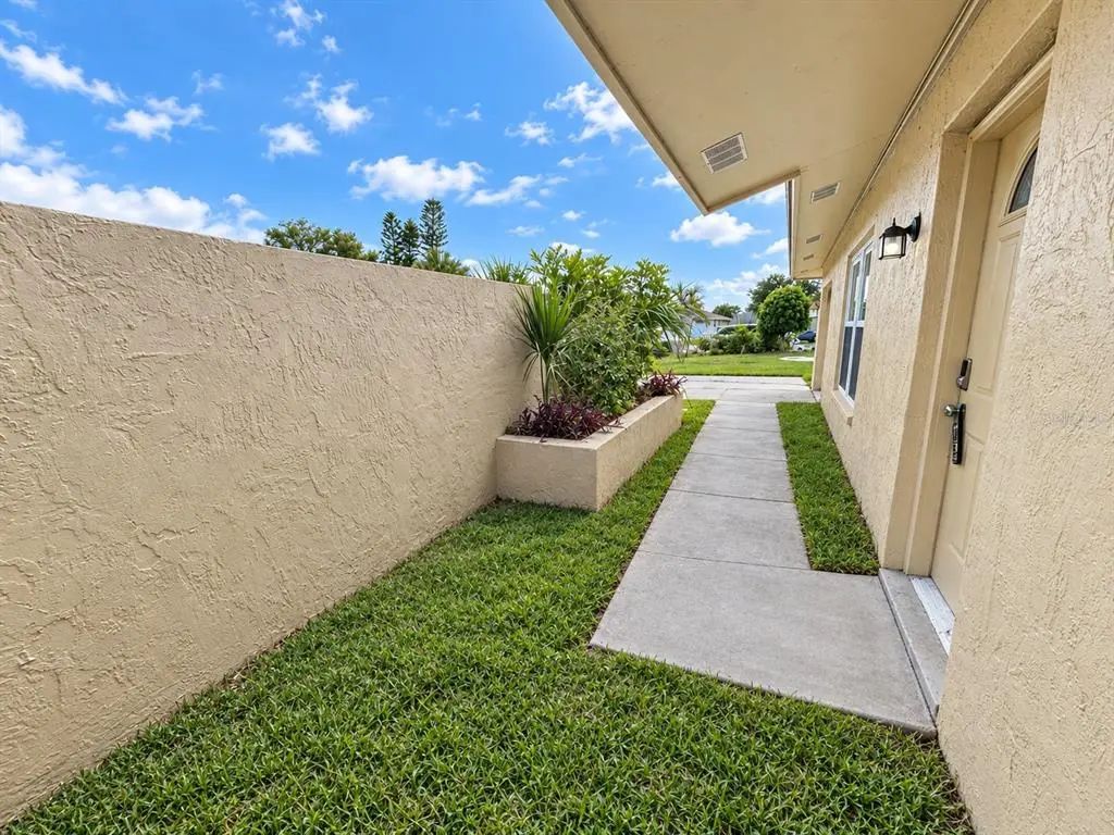 2 of 31 - 902 W Shannon Court, VENICE, FL