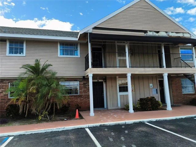 200 Country Club Drive 805, LARGO