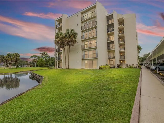 225 Country Club Drive 1211, LARGO