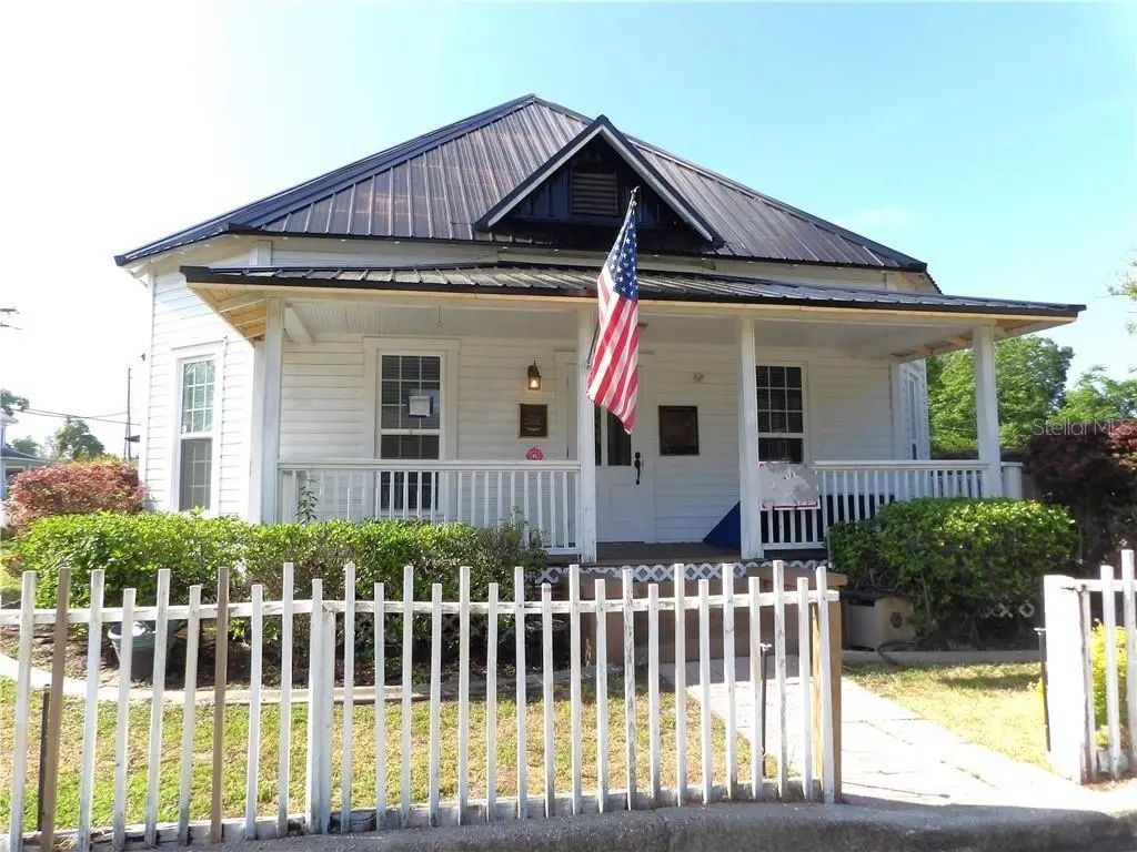 401 Tompkins Street, INVERNESS