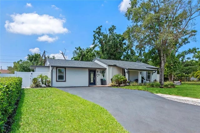 2110 W Farwell Drive, TAMPA