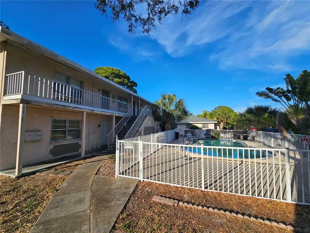 209 Nw Jefferson Circle N 11, ST PETERSBURG