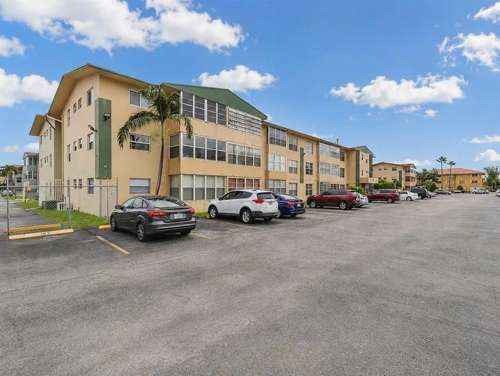 110 Royal Palm Road 208, HIALEAH GARDENS