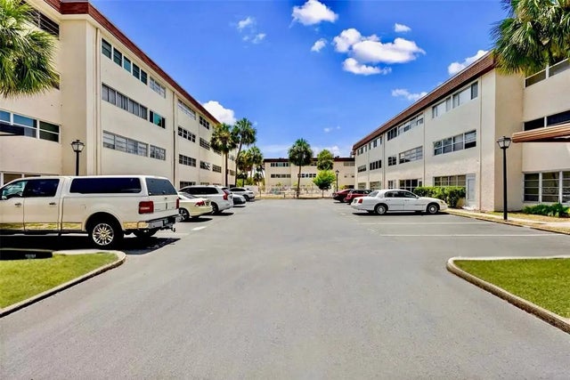 209 Ne Lincoln Circle N 105, ST PETERSBURG