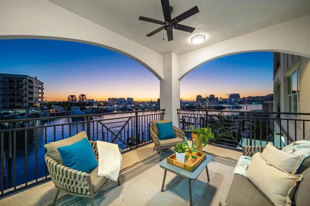 211 Dolphin Point 202, CLEARWATER BEACH
