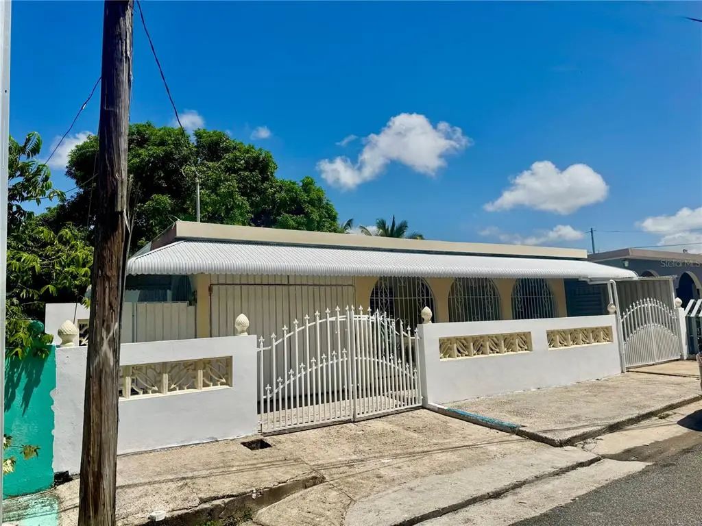 15 Calle Caoba, JUNCOS