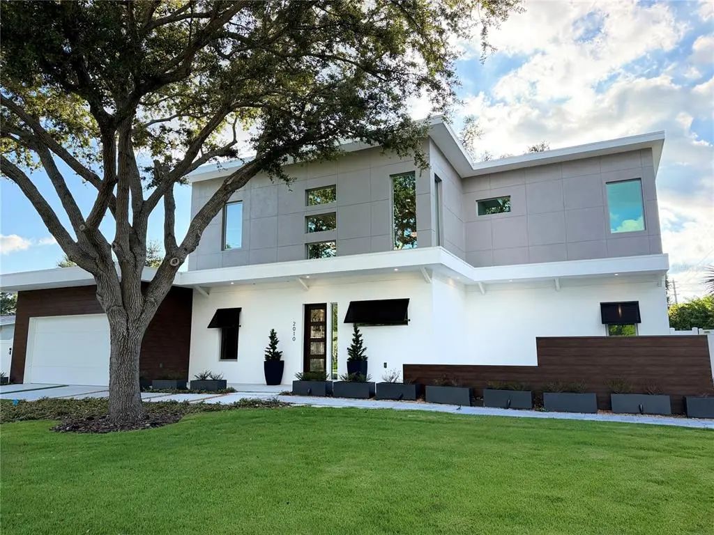 2010 Hyde Park Circle, SARASOTA