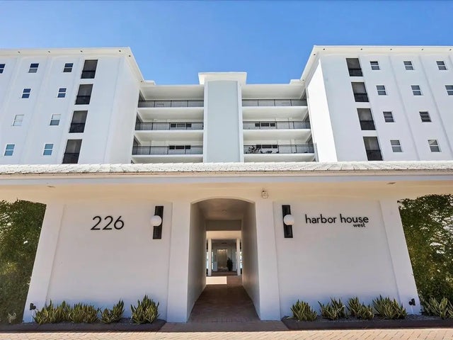 226 Golden Gate Point 44, SARASOTA