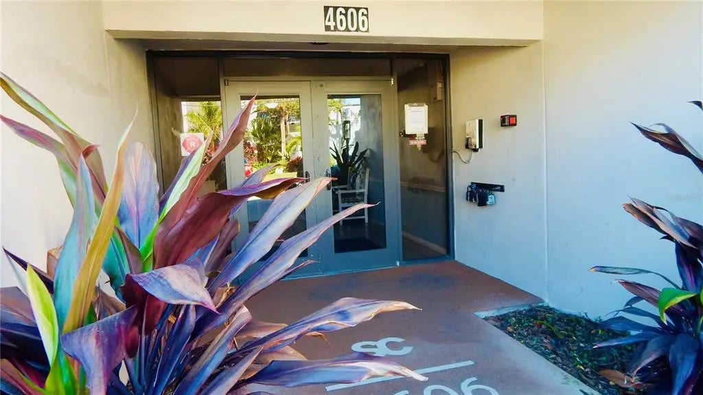 4606 W Gray Street 206, TAMPA