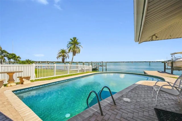 529 Johns Pass Avenue, MADEIRA BEACH