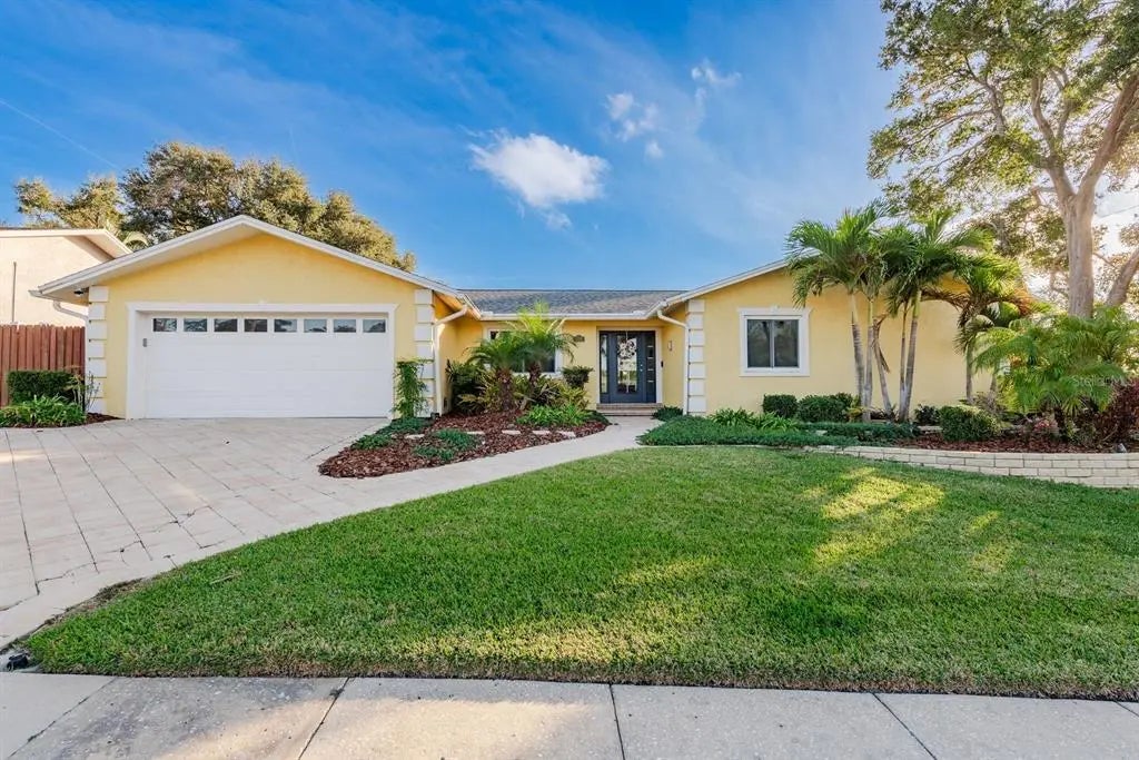 1302 Sutton Place Drive, PALM HARBOR