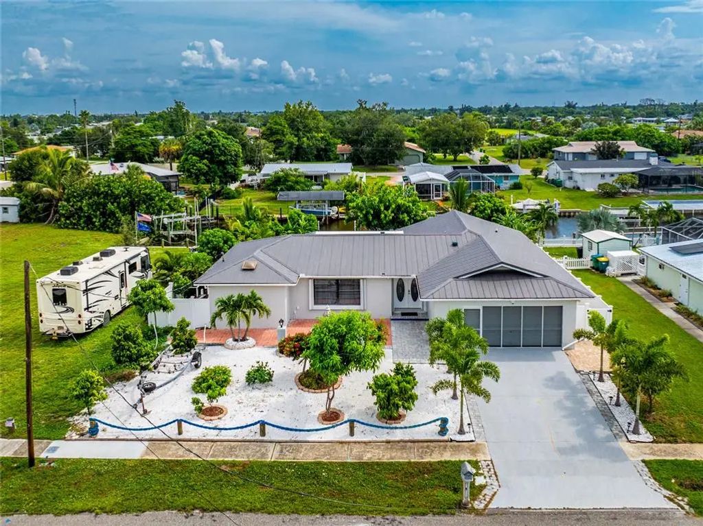 137 Dowling Avenue Ne, PORT CHARLOTTE