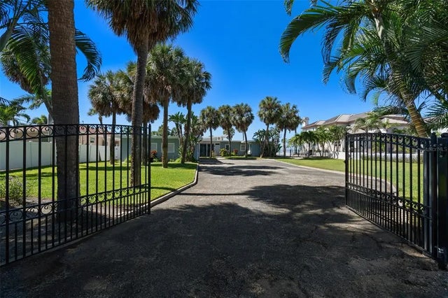 1300 Gulf Boulevard, BELLEAIR BEACH