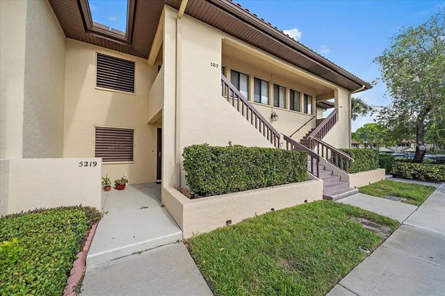 5219 Lake Village Drive 21, SARASOTA