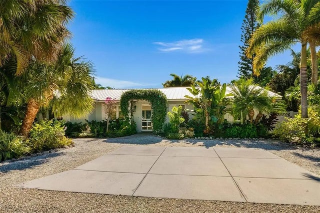 207 Peacock Lane, BRADENTON BEACH