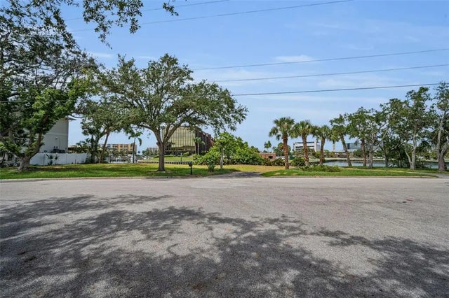 56 Sandpiper Road, TAMPA