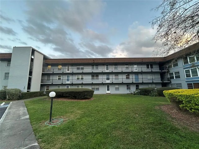 333 Lake Howard Drive Nw 202a, WINTER HAVEN