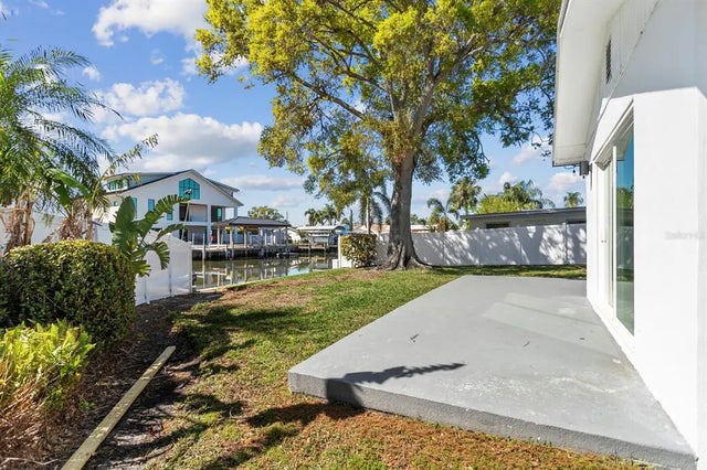 8704 Thornwood Lane, TAMPA