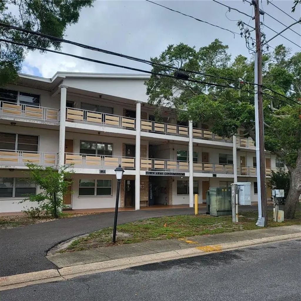911 Washington Avenue 218, LARGO