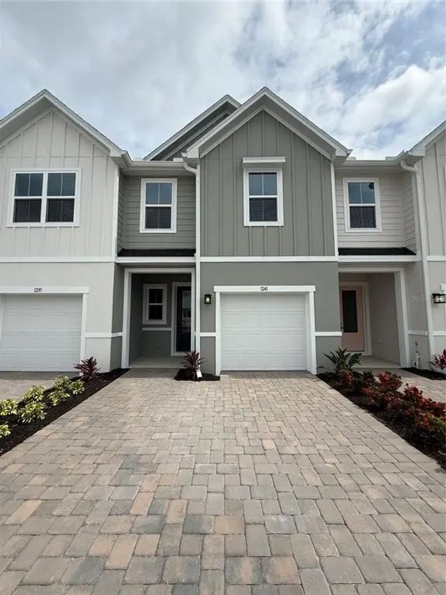 1241 Pineywood Field Drive, DAVENPORT