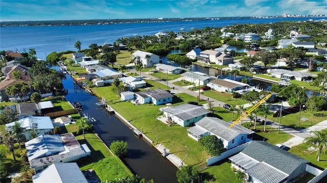 616 Palm Avenue, ELLENTON