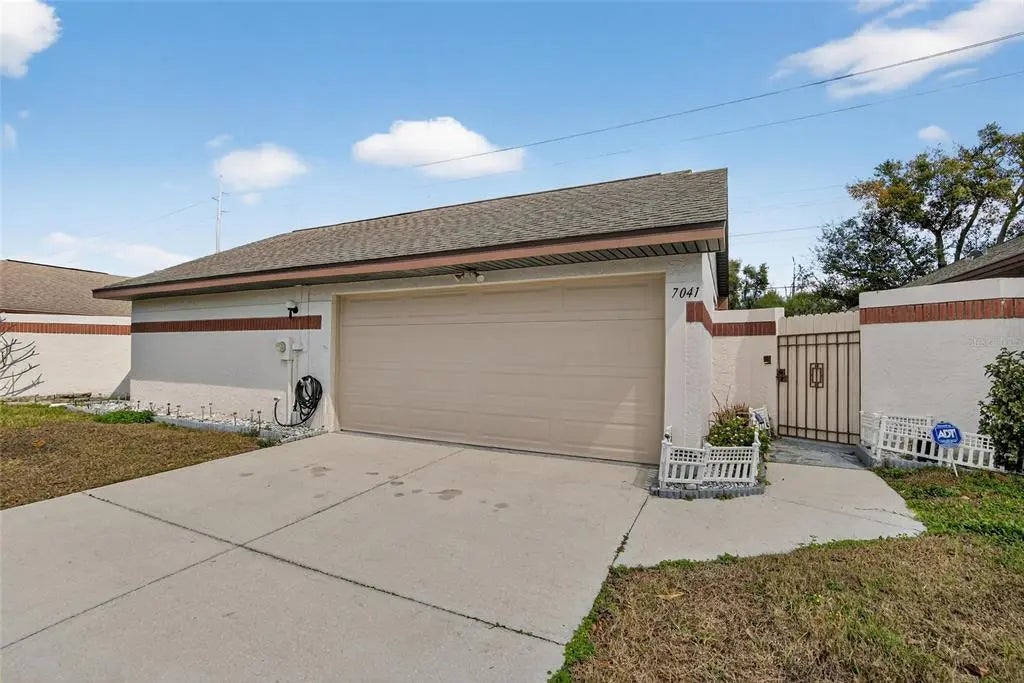 7041 Silvermill Drive, TAMPA