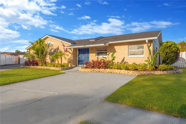 6817 Chippendale Court, TAMPA