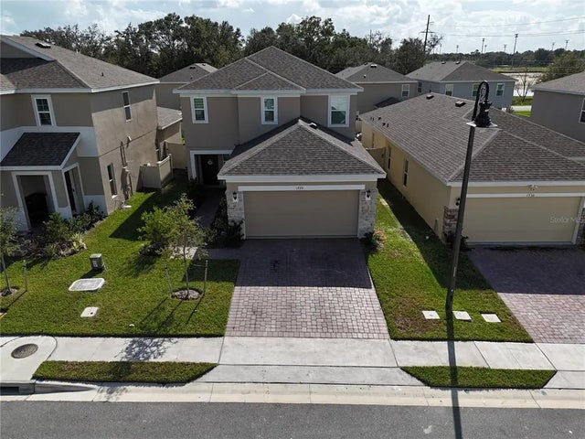 1726 Tree Shade Drive, DAVENPORT