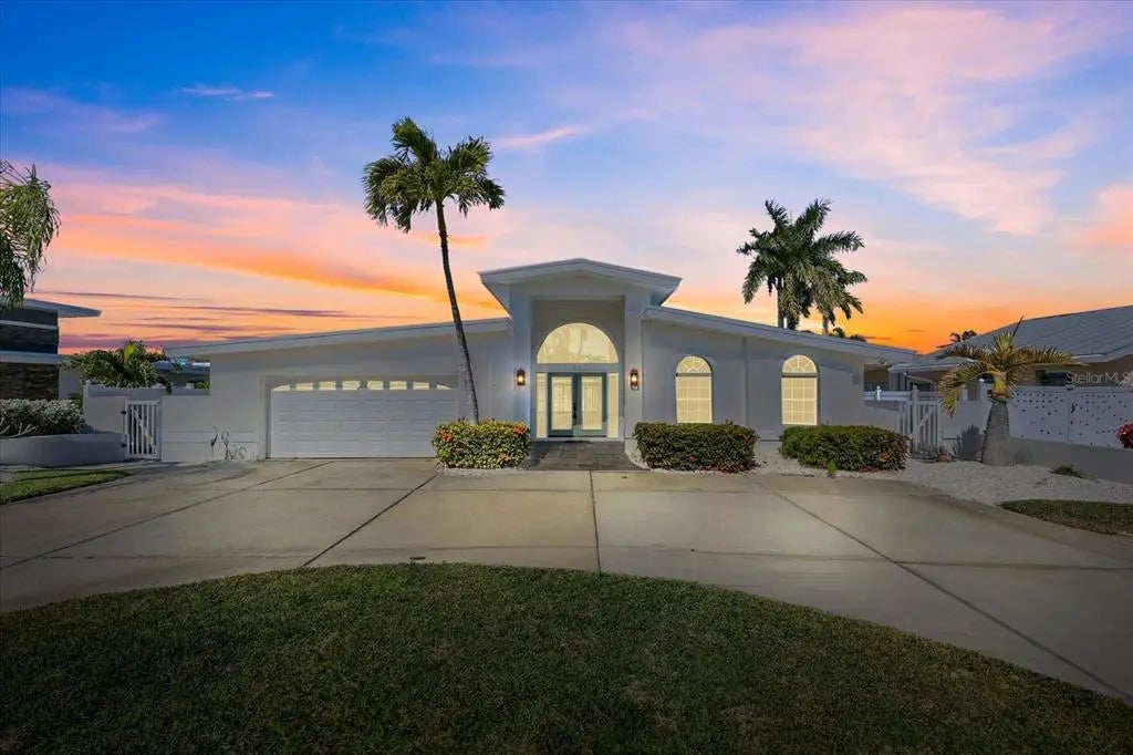 24 Dolphin Drive, TREASURE ISLAND