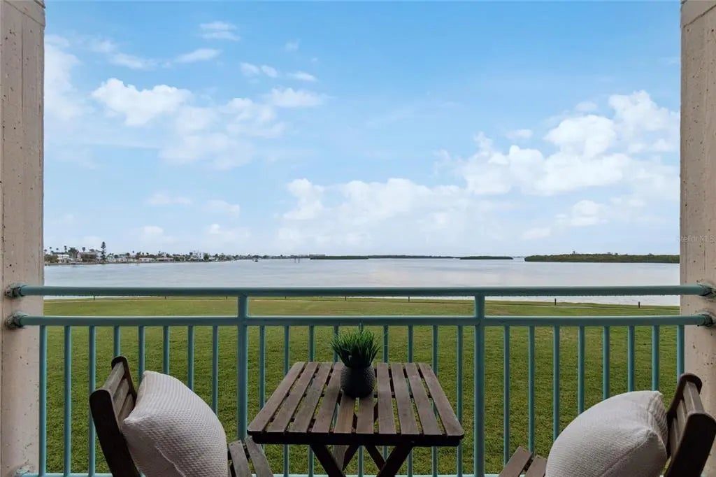 1 Key Capri 101e, TREASURE ISLAND