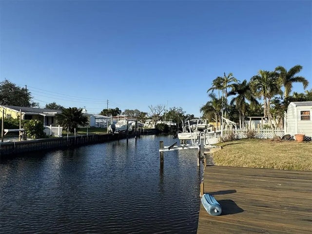9524 Treasure Lane Ne, ST PETERSBURG