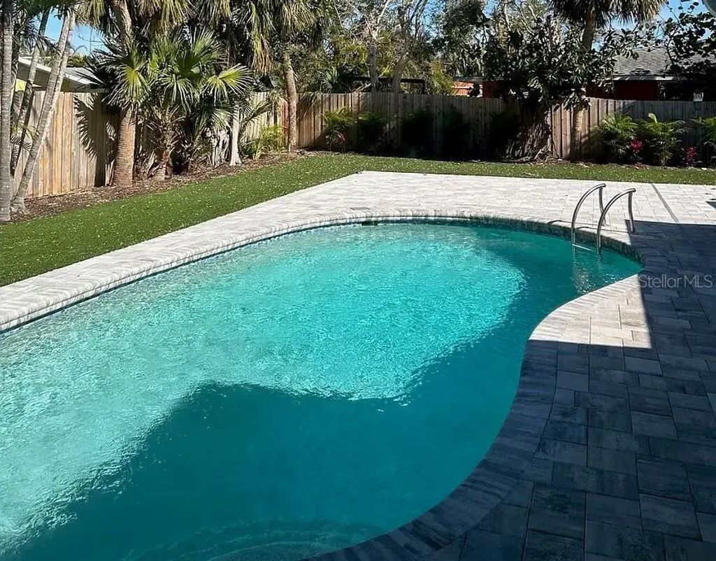 691 Russell Street, LONGBOAT KEY