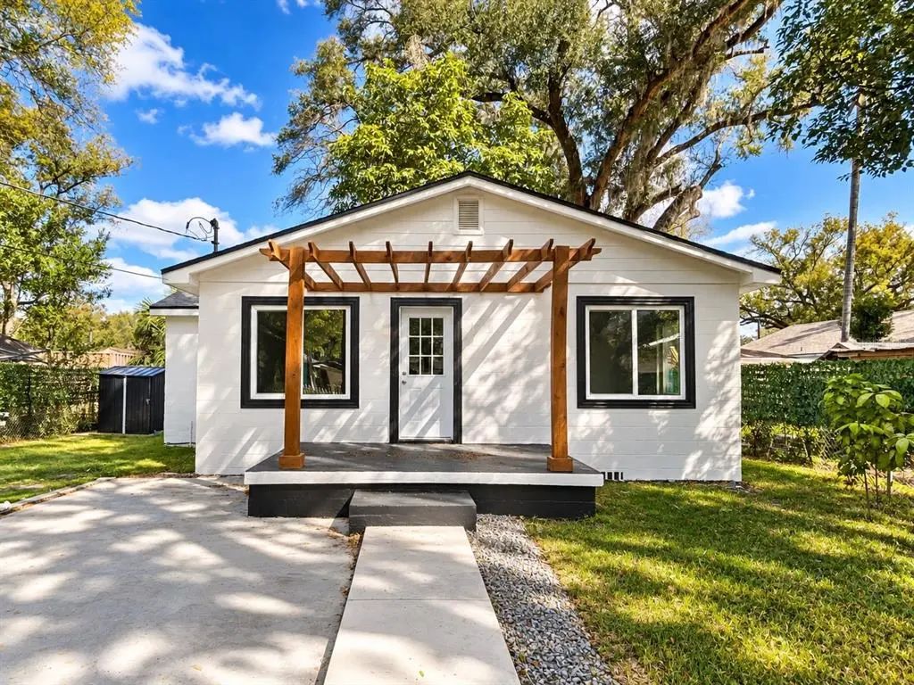 2102 E Caracas Street, TAMPA
