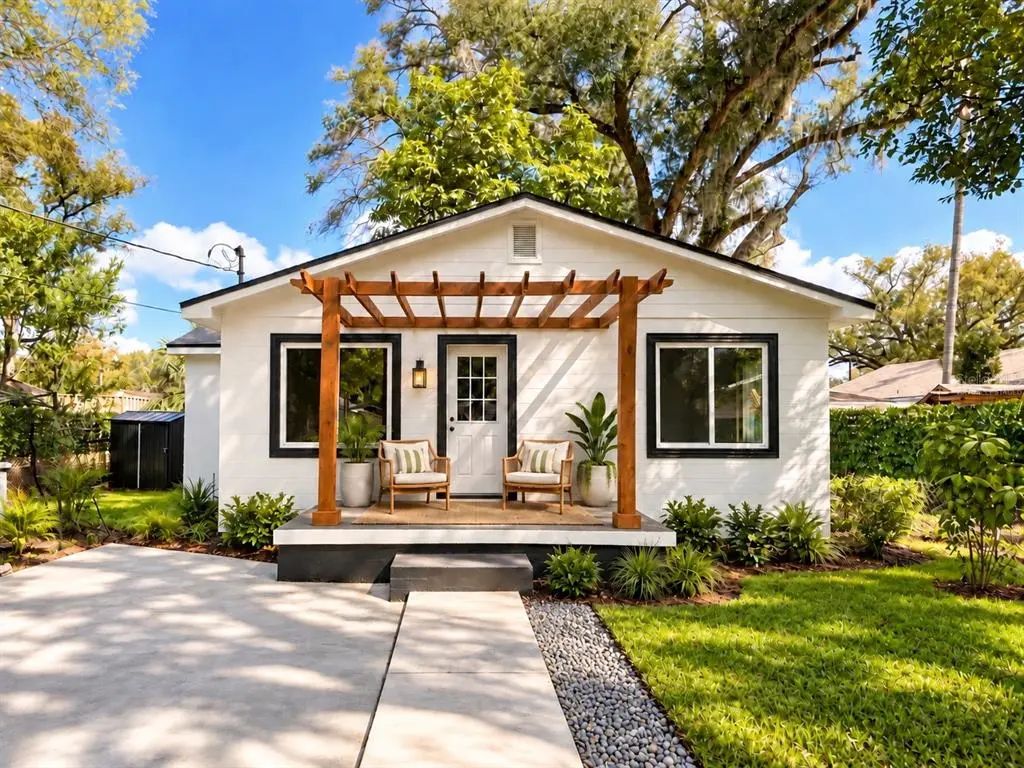 2102 E Caracas Street, TAMPA