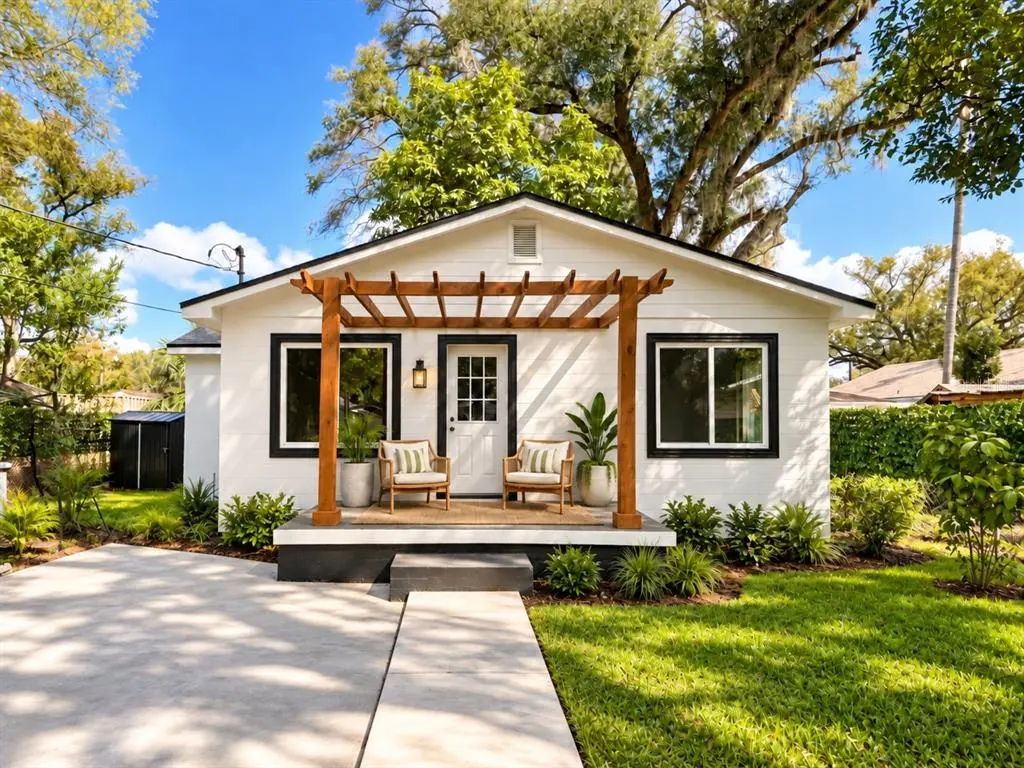 2102 E Caracas Street, TAMPA