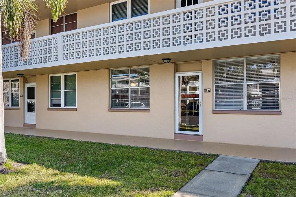 5095 Bay Street Ne 117, ST PETERSBURG