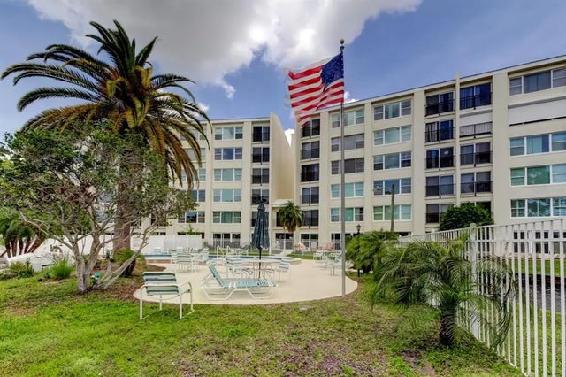 225 Country Club Drive 1104, LARGO
