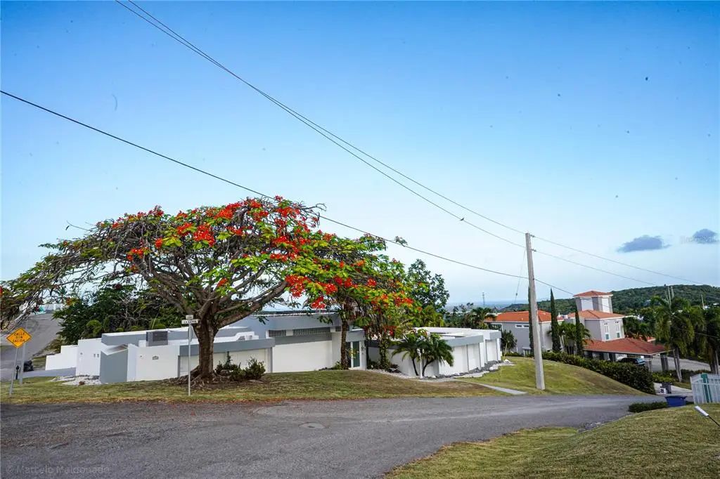 3505 La Santa El Monte, PONCE