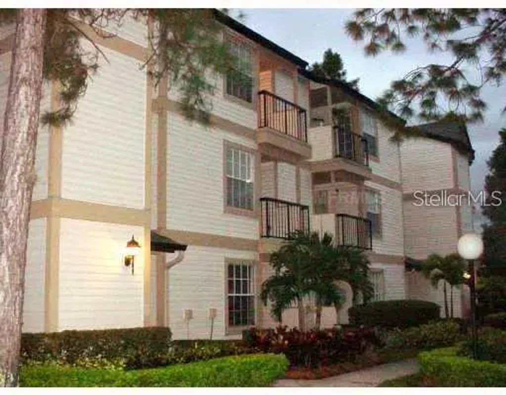 1908 Lake Atriums Circle 18, ORLANDO
