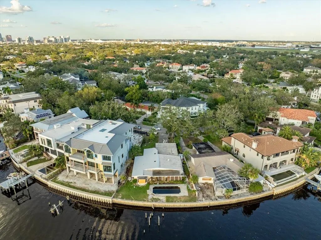 592 Riviera Drive, TAMPA