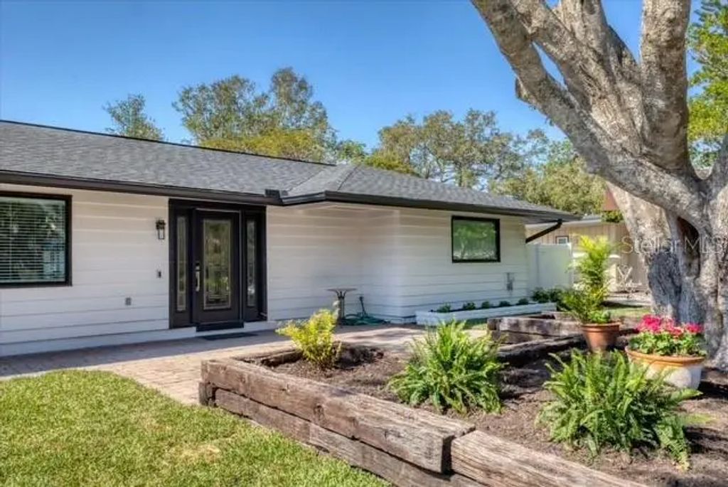 2553 E Paulstan Court, SARASOTA